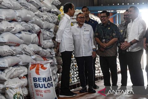 Presiden cek persediaan beras dan serahkan bantuan pangan di Bekasi