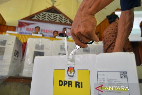 Rapat pleno rekapitulasi hasil penghitungan perolehan suara Pemilu 2024 di Mentawai
