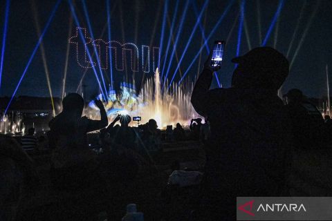 Pertunjukan air mancur menari dan atraksi formasi drone hibur pengunjung TMII