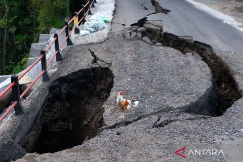 Jalan menuju lokasi wisata ambrol di Bangli Bali