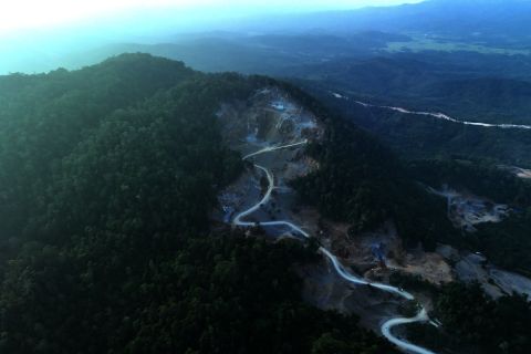 Pertambangan batu gunung di Moramo