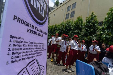 Teatrikal "Sinau Matematika Bersama KPU" sikapi hasil penghitungan suara pemilu