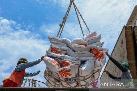 Beras impor dari Thailand tiba di Banyuwangi