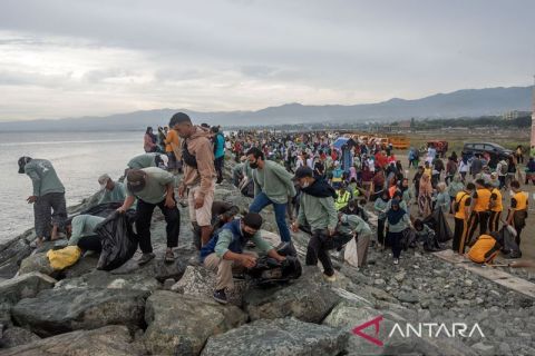 Aksi massal pungut sampah di Palu