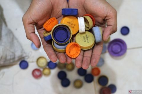 Menyulap limbah plastik menjadi produk kerajinan