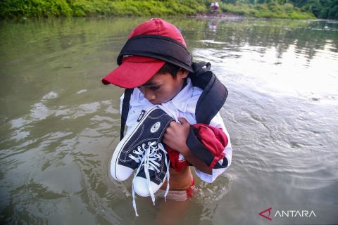 Bertaruh nyawa untuk bersekolah di Halmahera Barat