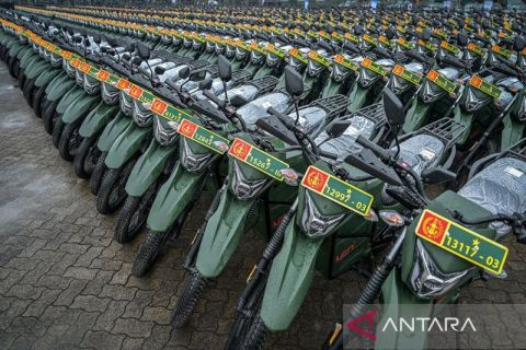 Penyerahan 228 alutsista dan motor trail listrik untuk TNI Polri