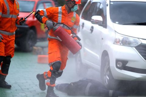 Simulasi HUT Basarnas di Kendari.