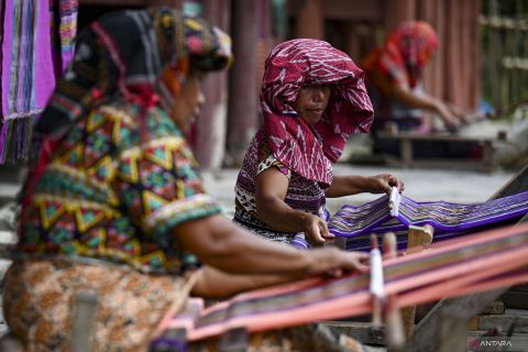 Sentra kain tenun ulos Hela di Toba