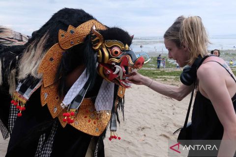 Warga Bali gelar tradisi Ngelawang terkait Hari Raya Galungan