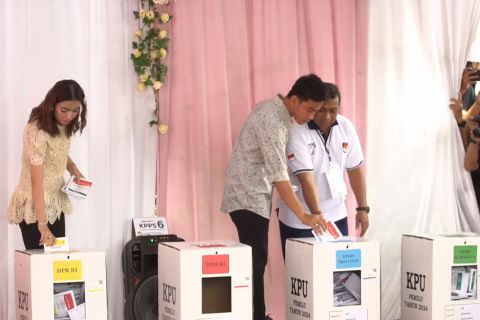 Gibran dan Selvi gunakan hak pilih di TPS 34 Manahan