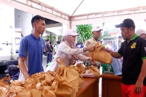 Pemprov DKI salurkan 44.000 paket sembako murah di 44 titik