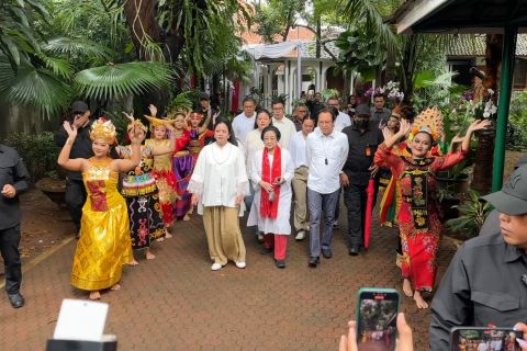 Tarian tradisional iringi kedatangan Megawati di TPS