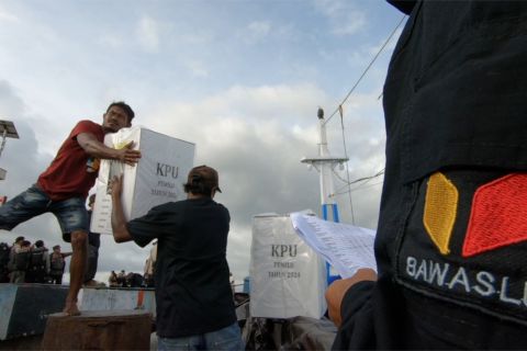 KPU Asmat kirim logistik pemilu ke distrik terluar dengan kapal cepat