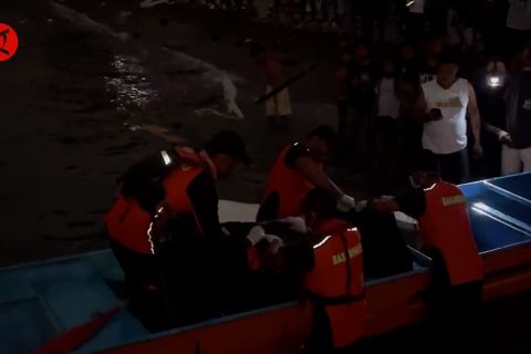Basarnas evakuasi jasad Babinsa yang tenggelam di teluk Ambon