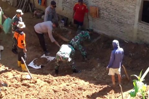 Bencana longsor di Ngawi sebabkan 2 rumah rusak & akses jalan tertutup