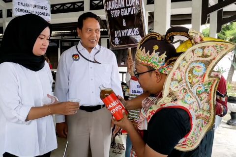 Gatotkaca dan Spiderman bagikan jamu dan vitamin untuk petugas KPPS