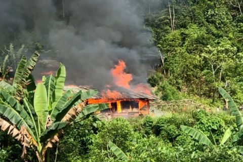 Kecewa TPS dipindah, warga bakar Kantor Distrik Baya Biru