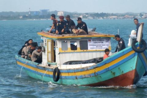 Mengikuti distribusi logistik pemilu di Pulau Lepar Bangka Selatan