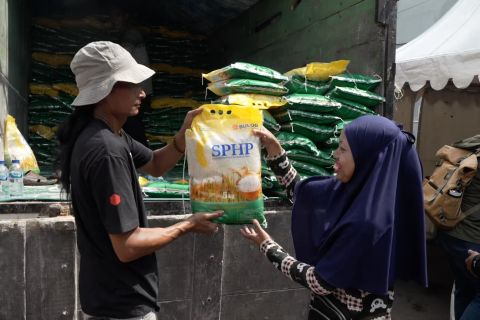 Pemkot Bandung gelar operasi pasar, warga pingsan kelelahan mengantre