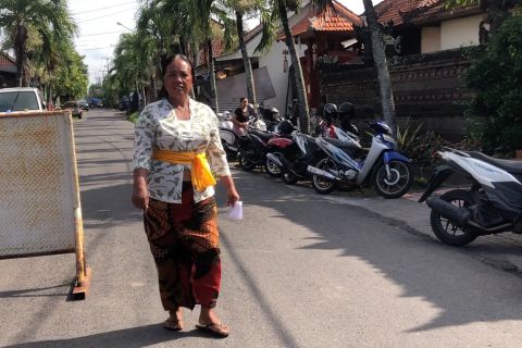 Pesta demokrasi, warga Bali kenakan pakaian adat ringan saat ke TPS
