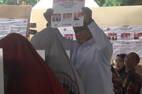 Prabowo Subianto nyoblos di TPS 033 Bojong Koneng