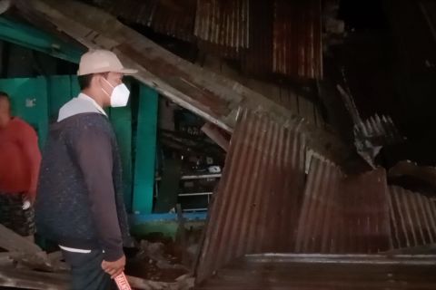 Rumah ambruk di Jember, lima orang luka-luka