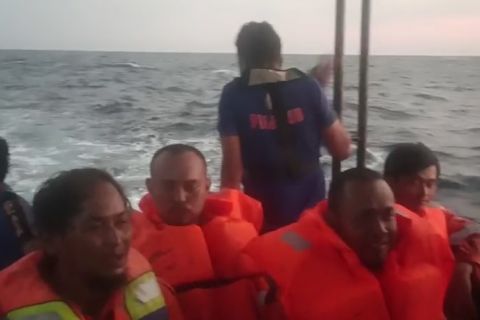 Basarnas Ambon selamatkan ABK kapal tangker dari hantaman gelombang