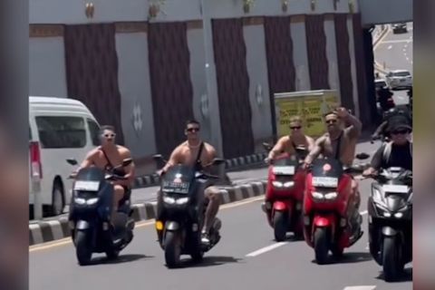 Turis mancanegara di Bali konvoi di jalan raya tak pakai helm dan baju