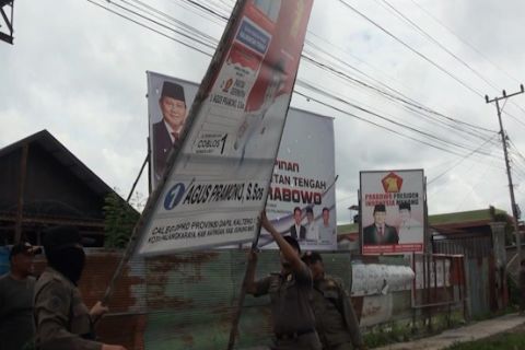 Hari kedua masa tenang pemilu, Kota Palangka Raya turunkan ribuan APK