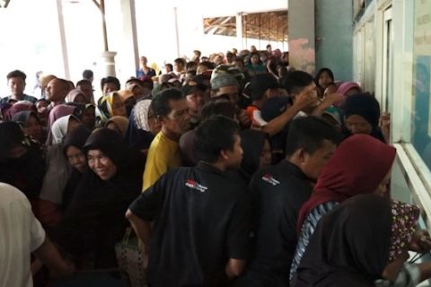 Beras mahal, ribuan warga Pekalongan berdesakan antre sembako murah