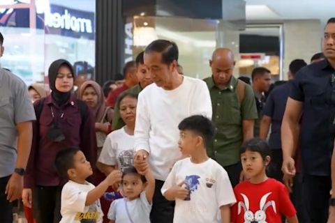 Habiskan akhir pekan, Jokowi ajak cucu main di pusat perbelanjaan