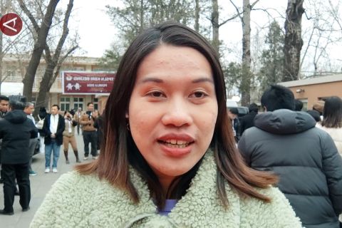 WNI yang jadi pemilih tambahan antre mengular di TPS Beijing