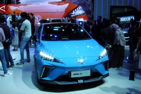 Antusiasme pengunjung IIMS 2024 pada kendaraan listrik
