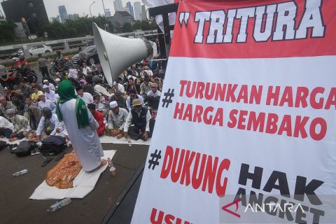 Pengunjuk rasa shalat Jumat di depan kompleks parlemen tuntut hak angket DPR