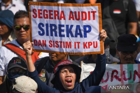 Unjuk rasa di kompleks Parlemen memprotes pelaksanaan Pemilu 2024
