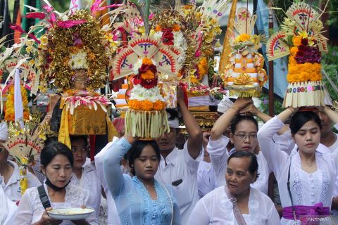 Umat Hindu Mojokerto menjalani upacara Melasti di Petirtaan Jolotundo