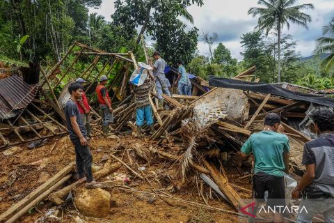 Sembilan rumah rusak akibat longsor di Lebak