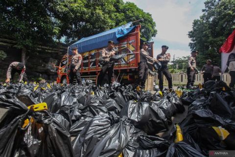 Pasar murah kerja sama polisi dan Bulog untuk kendalikan harga sembako