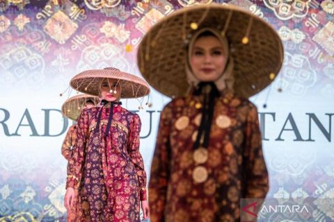 Peragaan busana muslim rancangan Tria Gunawan di Palembang