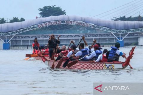 Lomba dayung perahu naga