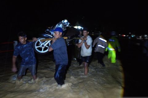 Banjir bandang di jalan trans sulawesi di Konawe