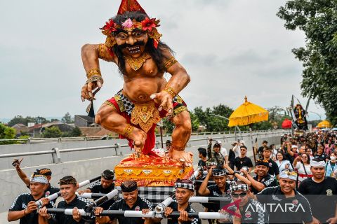 Pawai ogoh-ogoh sambut Hari Raya Nyepi di sejumlah daerah