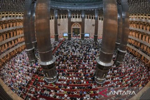 Umat Islam laksanakan shalat Tarawih pertama Ramadhan 1445 Hijriah di Masjid Istiqlal