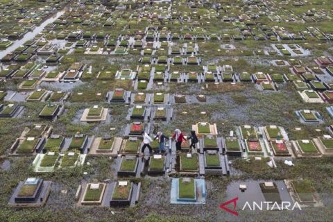 Warga ziarah makam jelang Ramadhan di TPU Semper