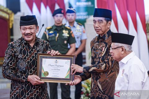 Penyerahan zakat ke Baznas di Istana Negara