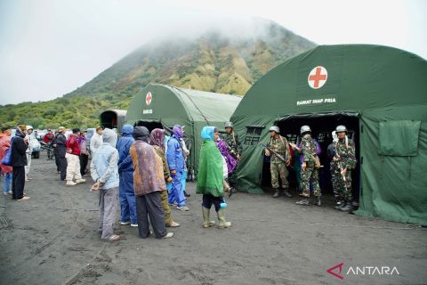 TNI AL gelar pengobatan gratis di Bromo