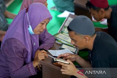 Narapidana belajar mengaji di Lapas Gorontalo