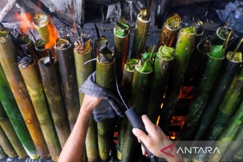 Produksi penganan lemang untuk menu berbuka puasa