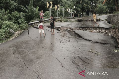 JALAN RUSAK DAMPAM CUACA EKSTREM DI KUPANG